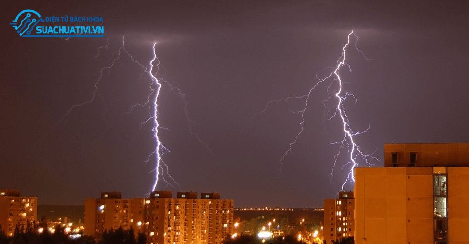 tivi ở trong nhà nhưng vẫn bị sét đánh